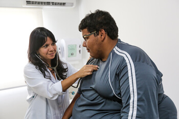 Homem possuindo obesidde mórbida sendo tratado pelo Hospital da Obesidade