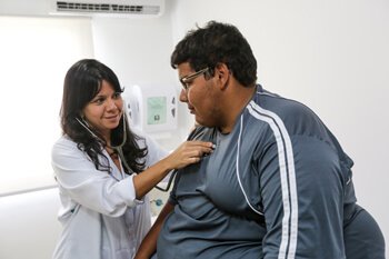 Homem possuindo obesidde mórbida sendo tratado pelo Hospital da Obesidade