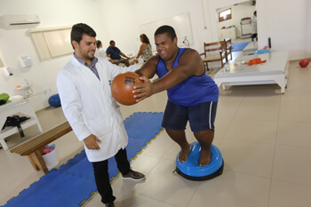 Homem obeso conseguindo fazer atividade física e ja percebe o resultado do seu esforço com o apoio da Cínica da Obesidade
